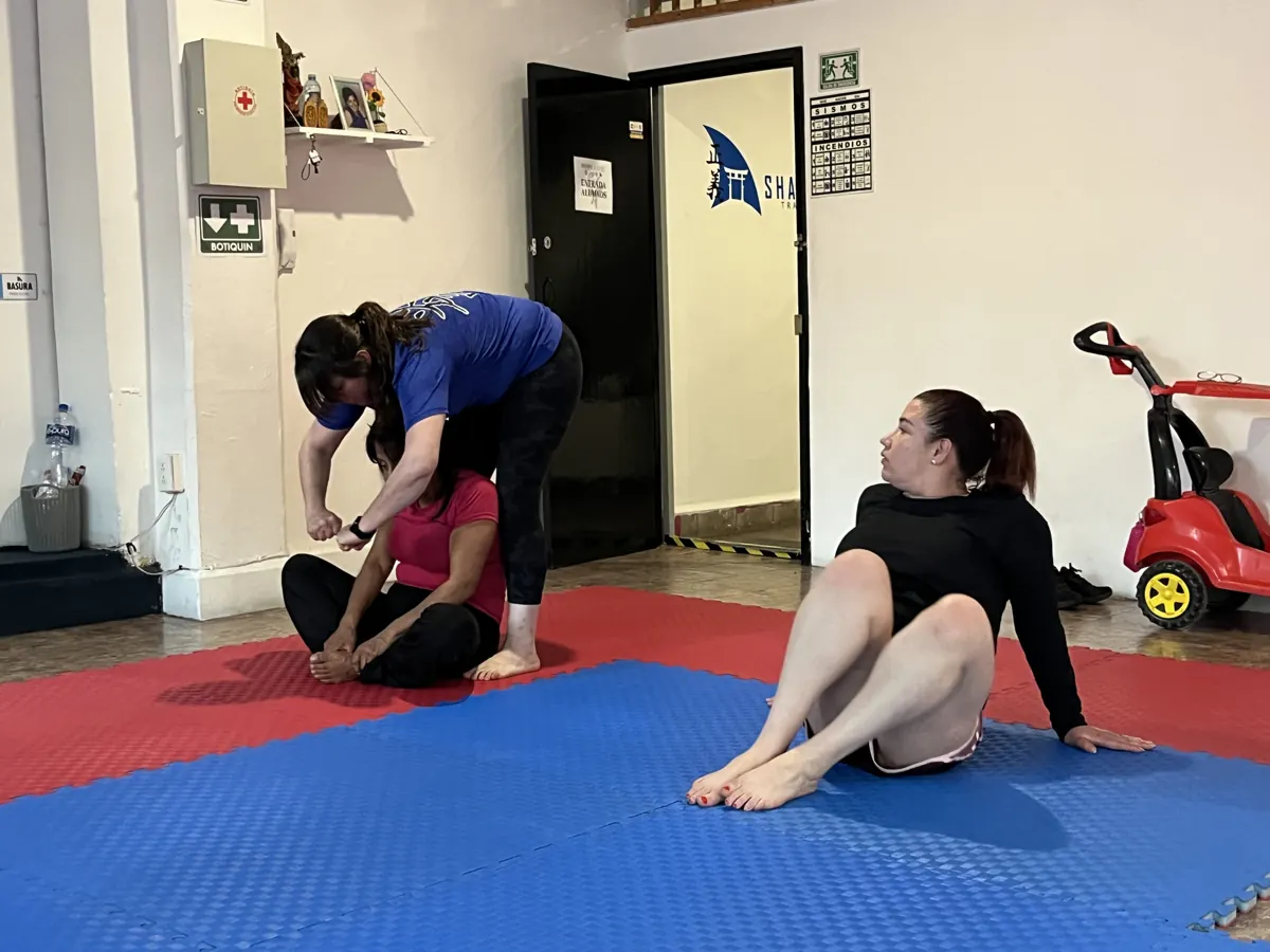Estiramientos guiados por la entrenadora al final de la clase de Fitness Training