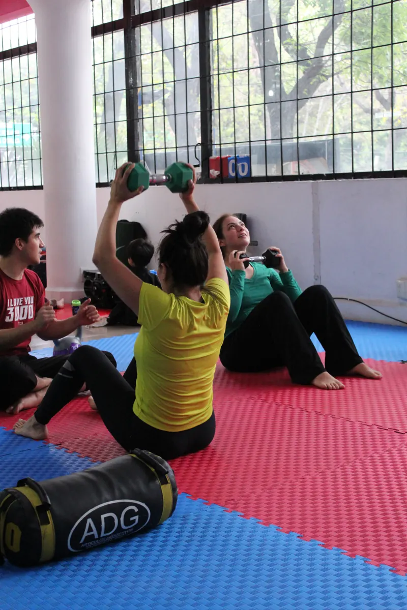 Grupo de Fitness Training entrenando con mancuernas en Sharks Academy Narvarte