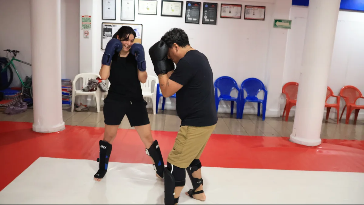 Alumnos entrenando Kick Boxing K1 en Sharks Academy, Narvarte